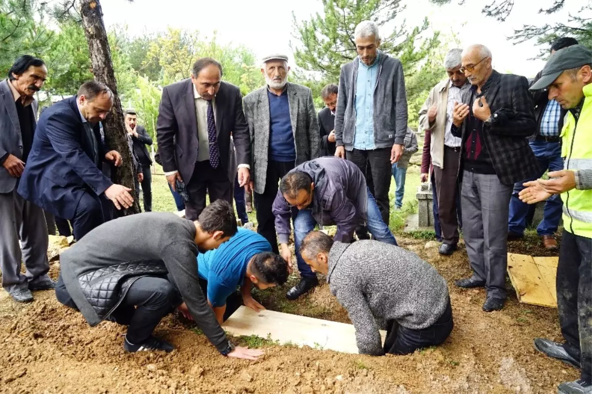 Vahşice Öldürülen 5 Kişilik Aile, Aynı Tabutta Aynı Mezara Defnedildi