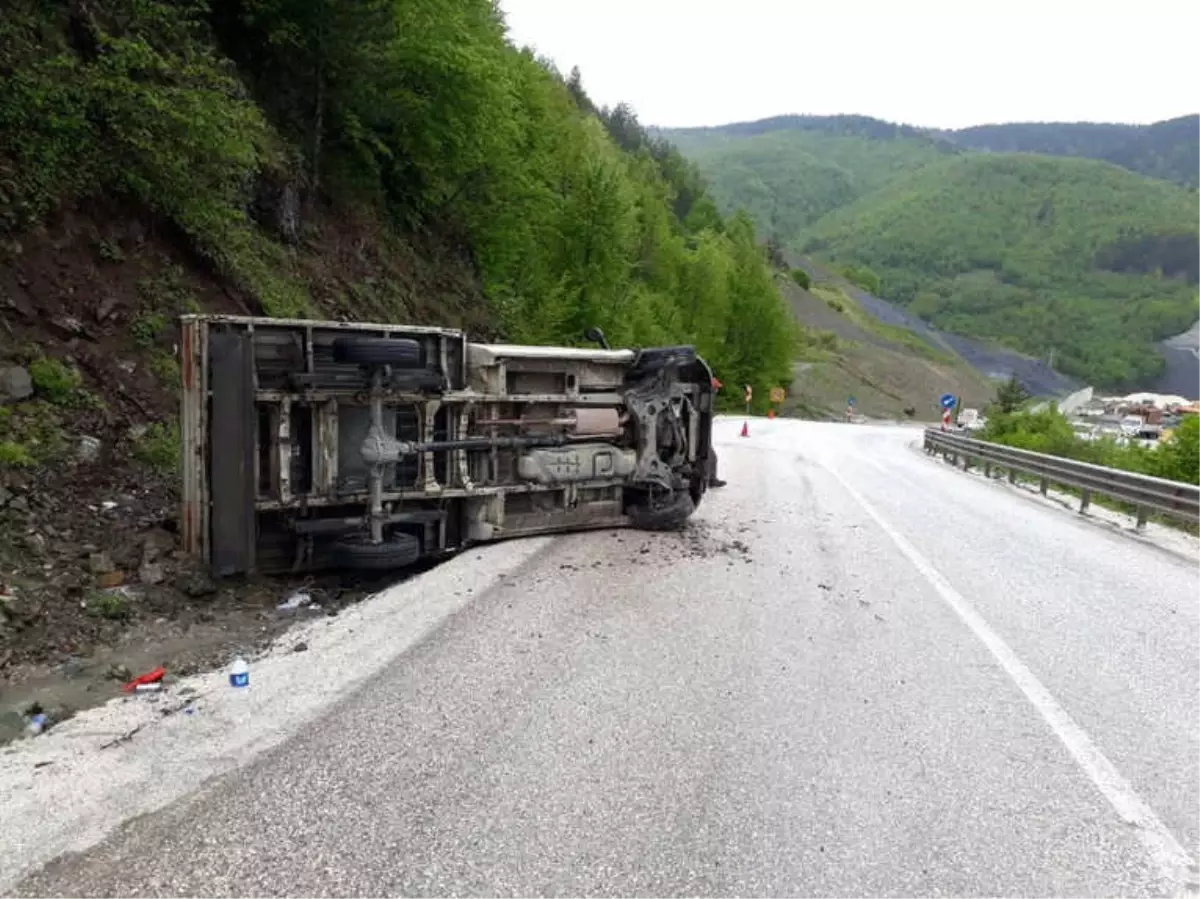 Yoldan Çıkan Kamyon Devrildi: 1 Yaralı