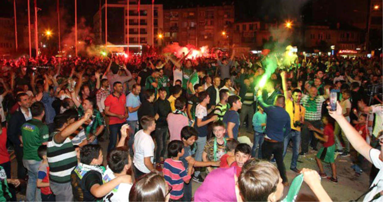 Akhisarspor Kupayı Kazandı, Binlerce Taraftar Sokağa Döküldü