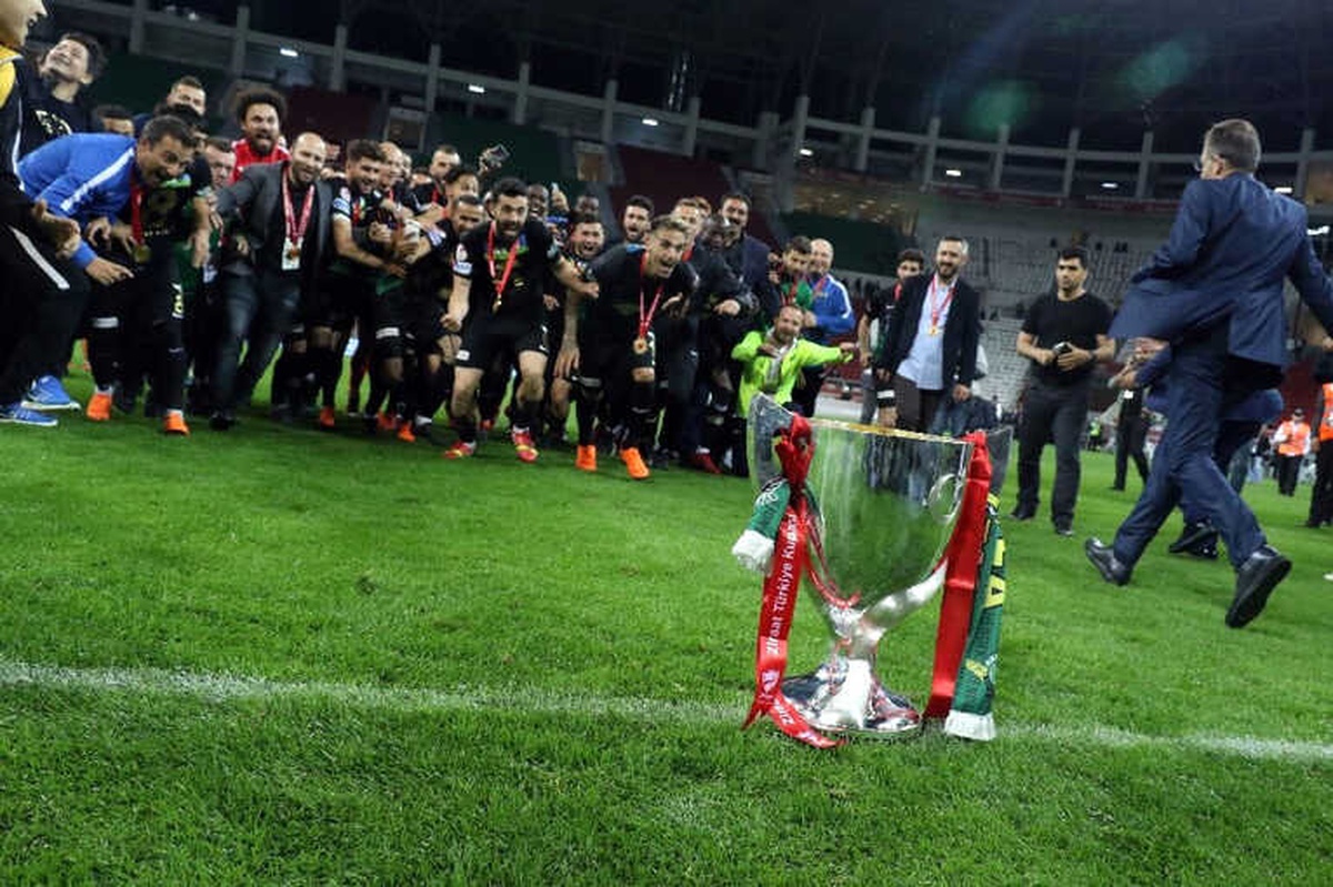Akhisarspor\'un Kupasını Bakan Bak Verdi