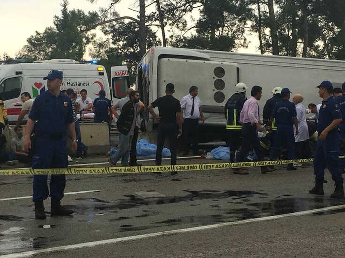 Antalya\'da Minibüs Otel Servisine Arkadan Çarptı: 3 Ölü