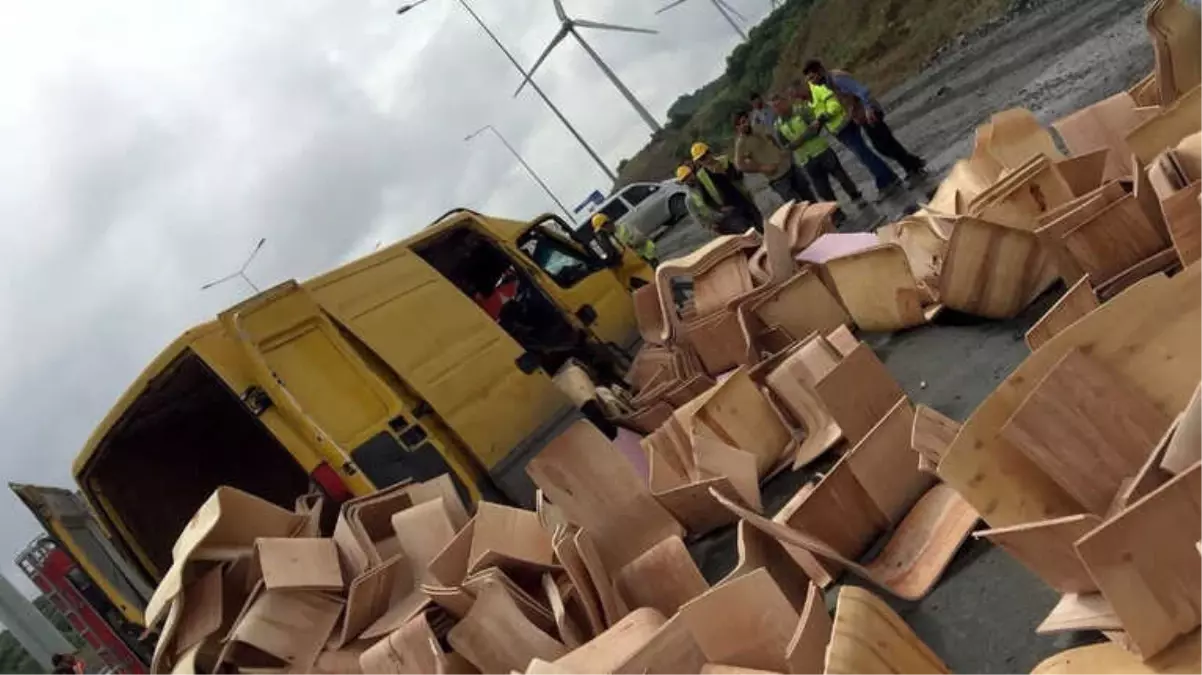 Arnavutköy\'de Minibüs Beton Mikserine Arkadan Çarptı: 1 Yaralı