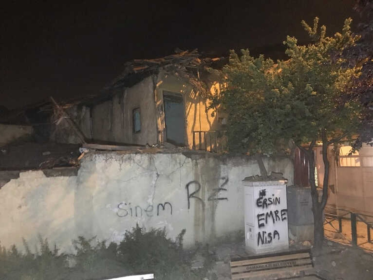 Aşırı Yağıştan Etkilenen 64 Yıllık Bina Yıkıldı O Anlar Kameralar Tarafından Kaydedildi