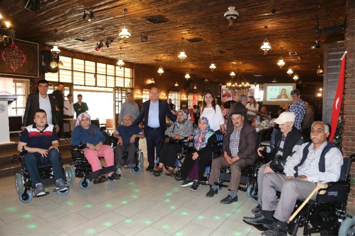 Başkan Özakcan \'Engelliler Haftası\'nda Engellilerin Yüzünü Güldürdü