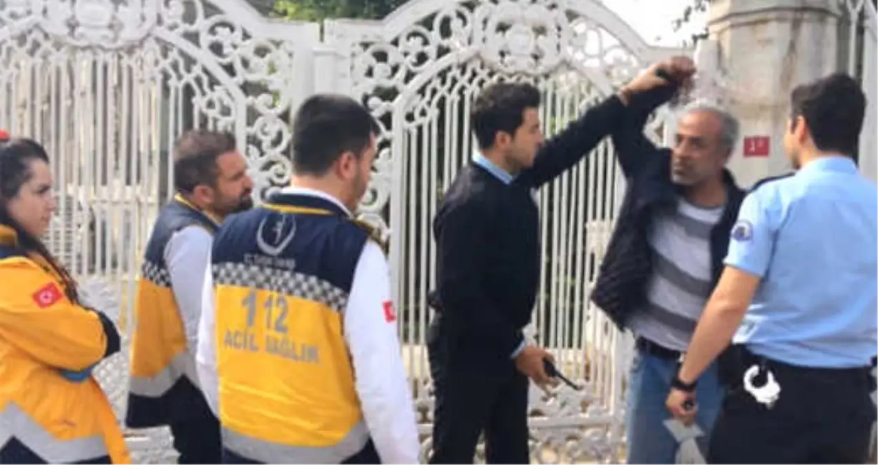 Kendisine Yardıma Gelen Sağlık Ekibine Saldırdı, Polis Aracının Önünü Kesti
