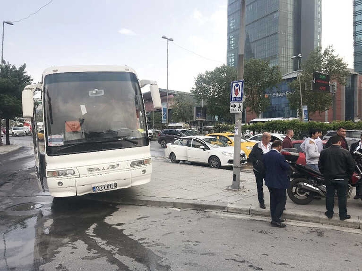 İstanbul\'da Trafikte Yol Verme Kavgası Kanlı Bitti: 1 Yaralı