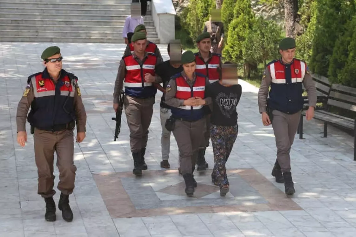 Jandarma, Hırsızları Saklandıkları Yerde Yakaladı