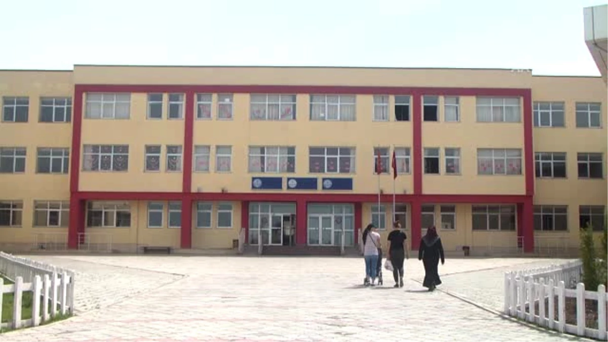 Kırgızistan\'da Türk Öğrencilerin Projeleri Bilim Fuarında Sergilendi