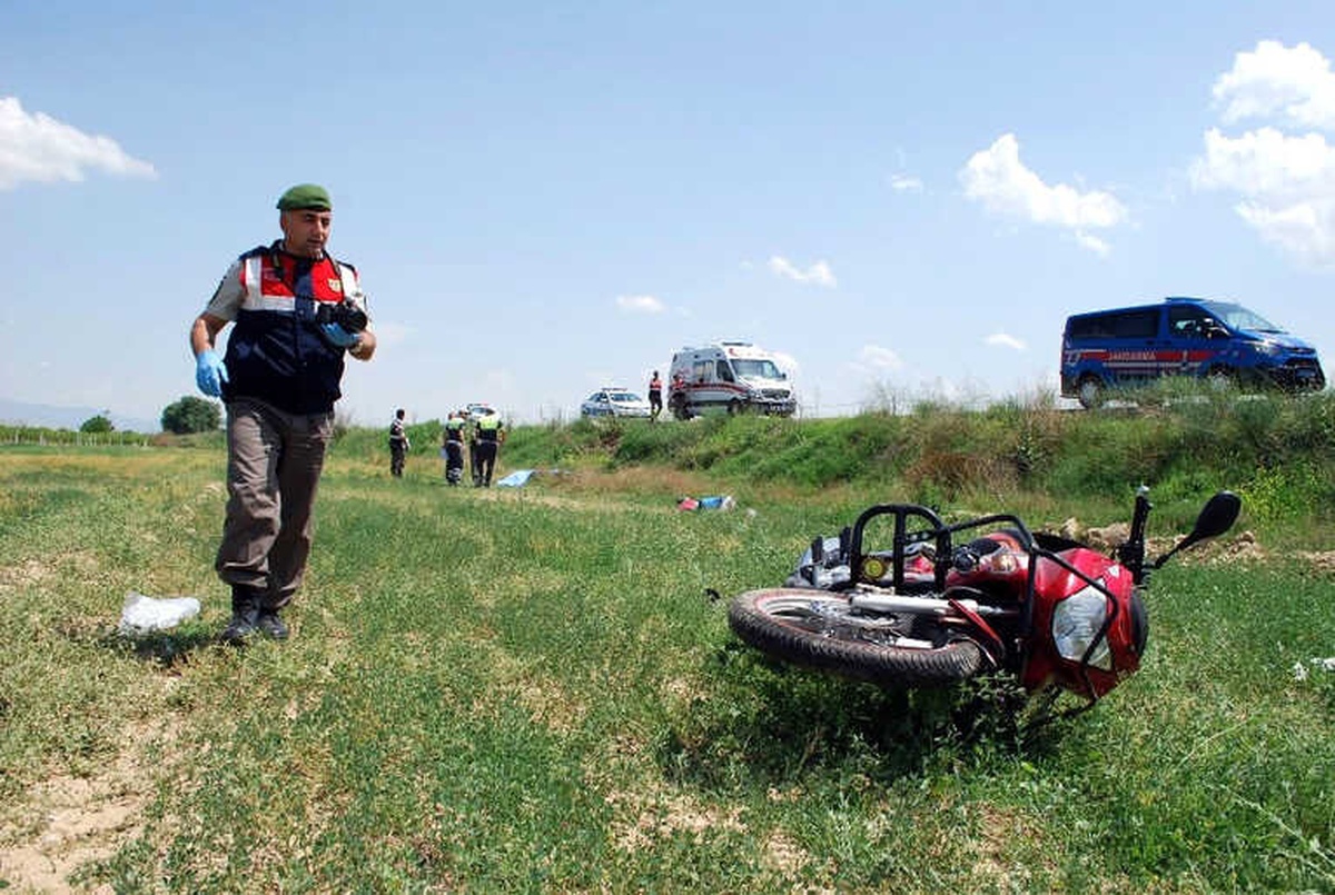 Manisa\'da Motosiklet Tarlaya Uçtu: 1 Ölü