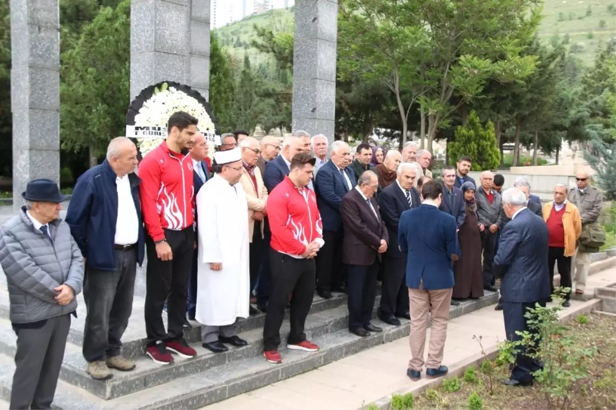 Merhum Şampiyon Güreşçiler Anıldı