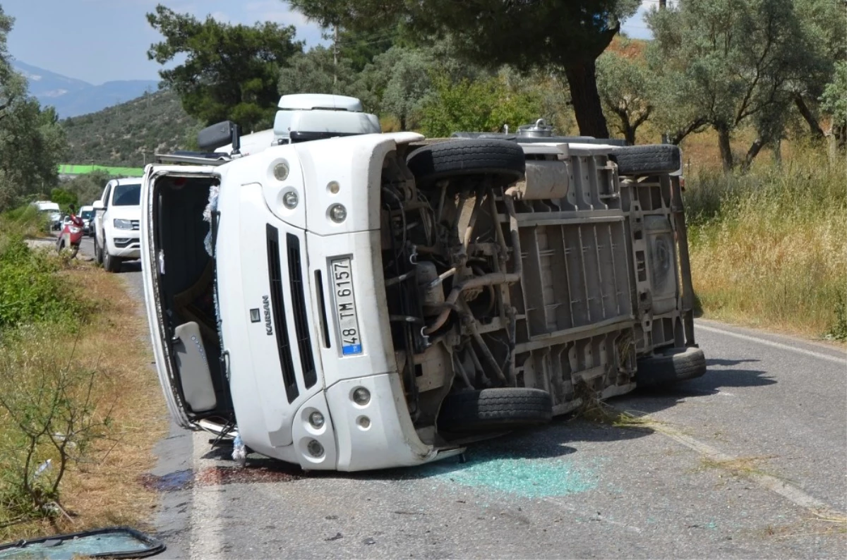 Milas\'ta Yolcu Minibüsü Kaza Yaptı, 3 Kişi Yaralandı