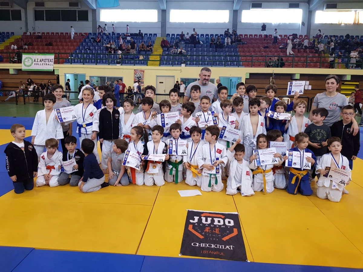 Minik Judocular Yunanistandaki Turnuvadan 24 Madalya İle Döndüler...