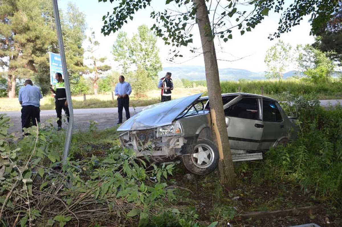 Otomobil Ağaca Çarparak Durabildi: 1 Yaralı