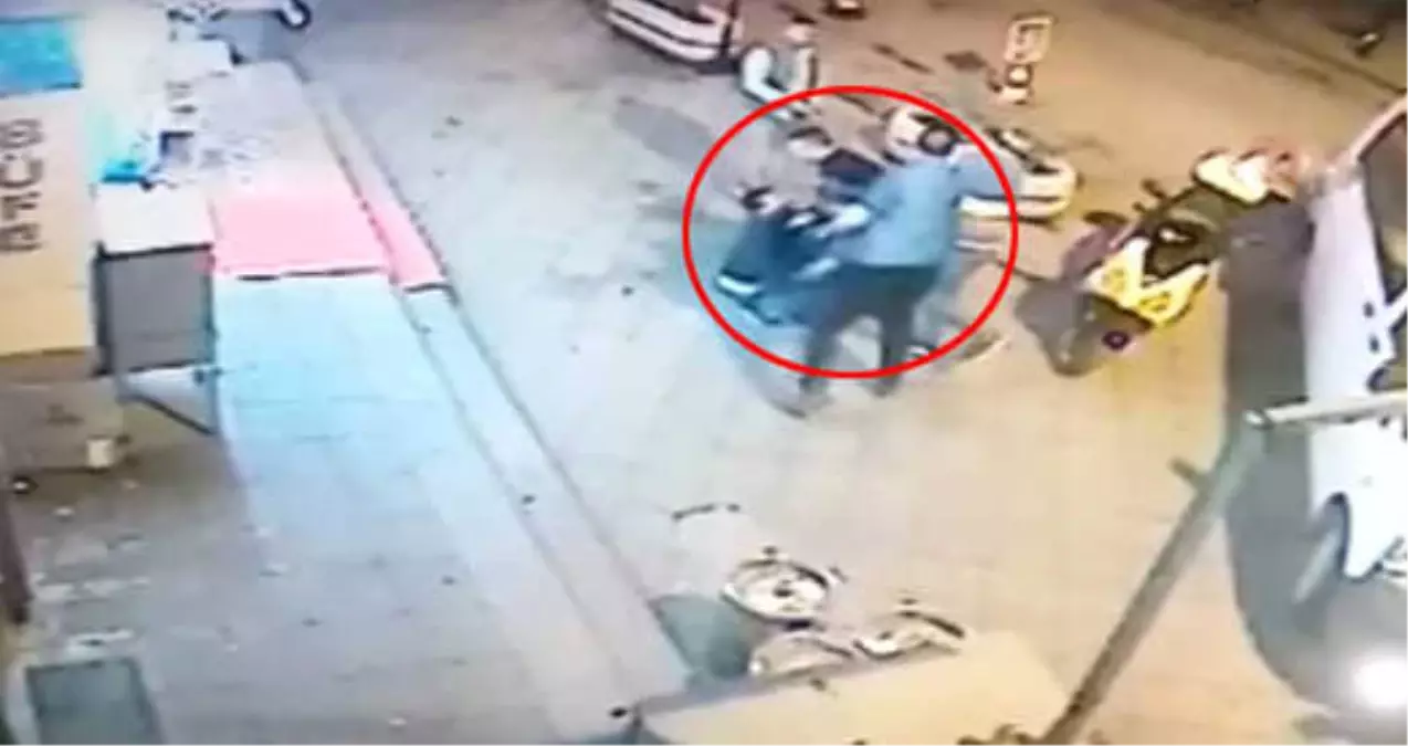 Tartıştığı Adamı Kurşunladı, Araya Girmek İsteyenleri Tokatladı! Kamera Kayıttaydı