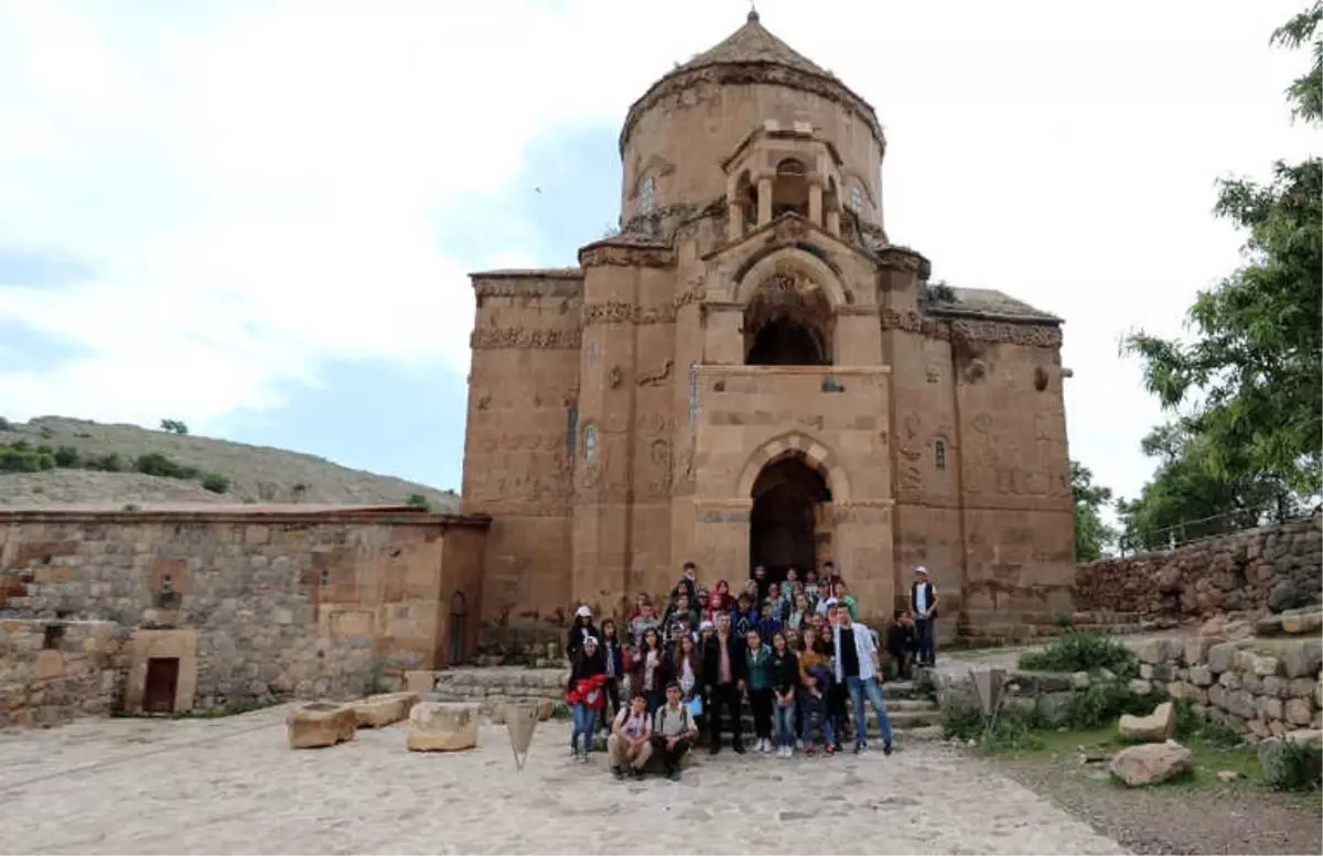 Van Büyükşehir Belediyesi Öğrencileri Van Gölü\'nde Mavi Tura Çıkardı