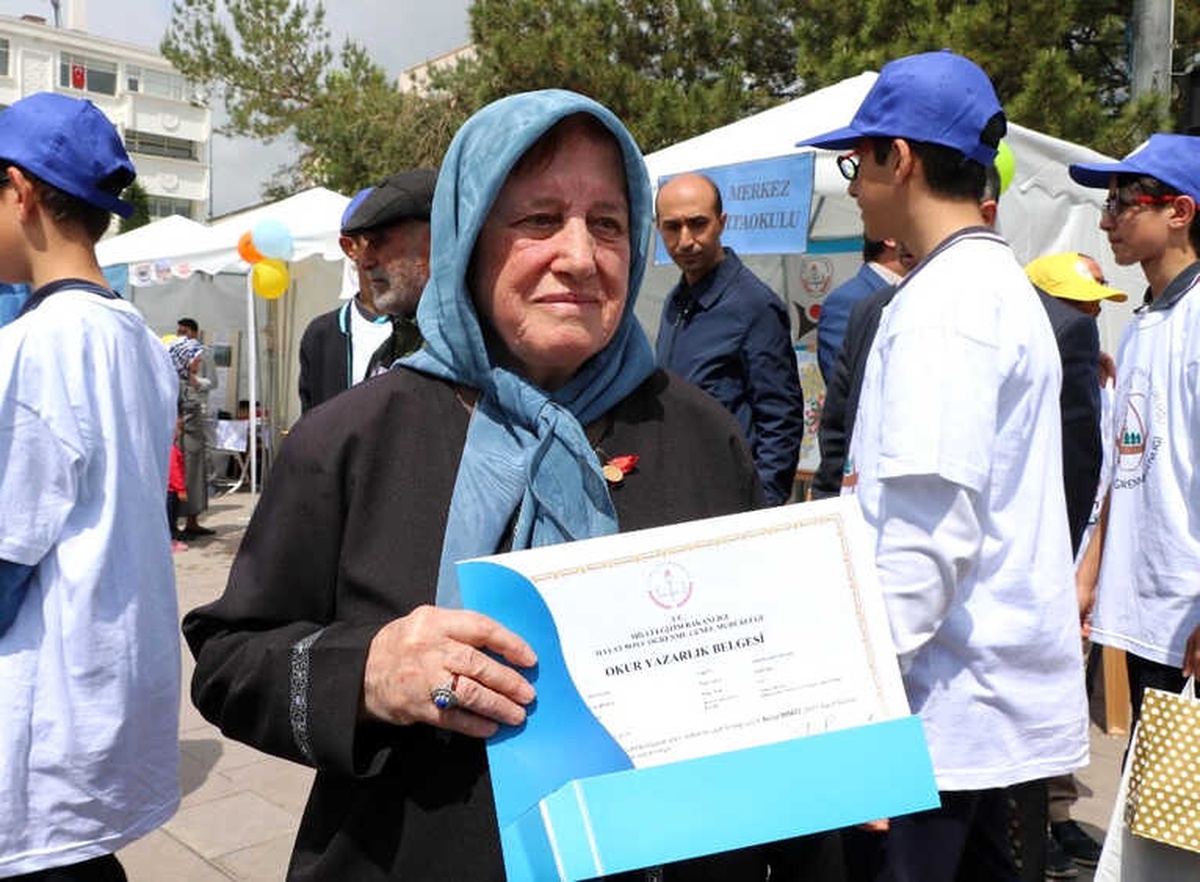 Yozgat\'ta Okuma Yazma Öğrenen En Yaşlı 14 Kursiyer Ödüllendirildi
