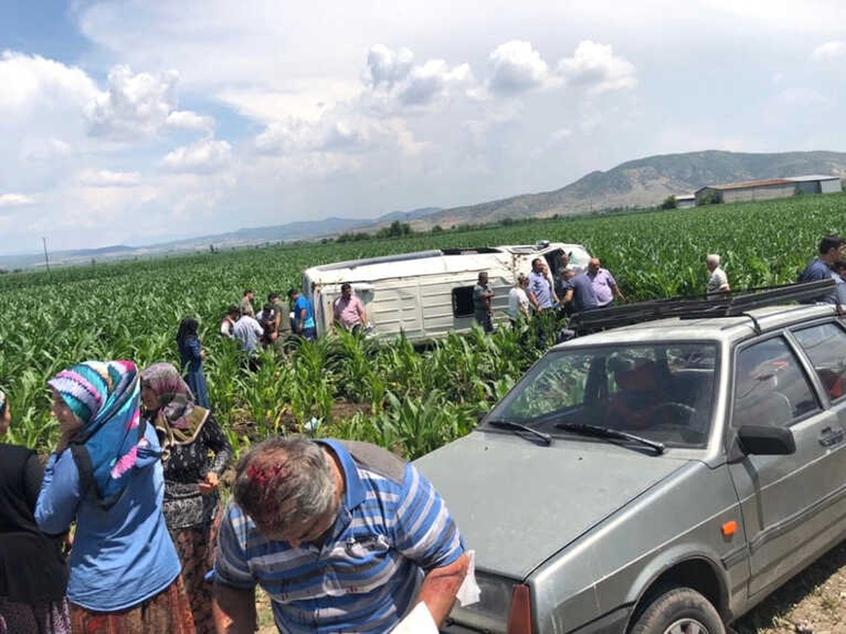 Bakanın Katıldığı Törenden Dönen İşçiler Kaza Yaptı: 3\'ü Ağır 14 Yaralı