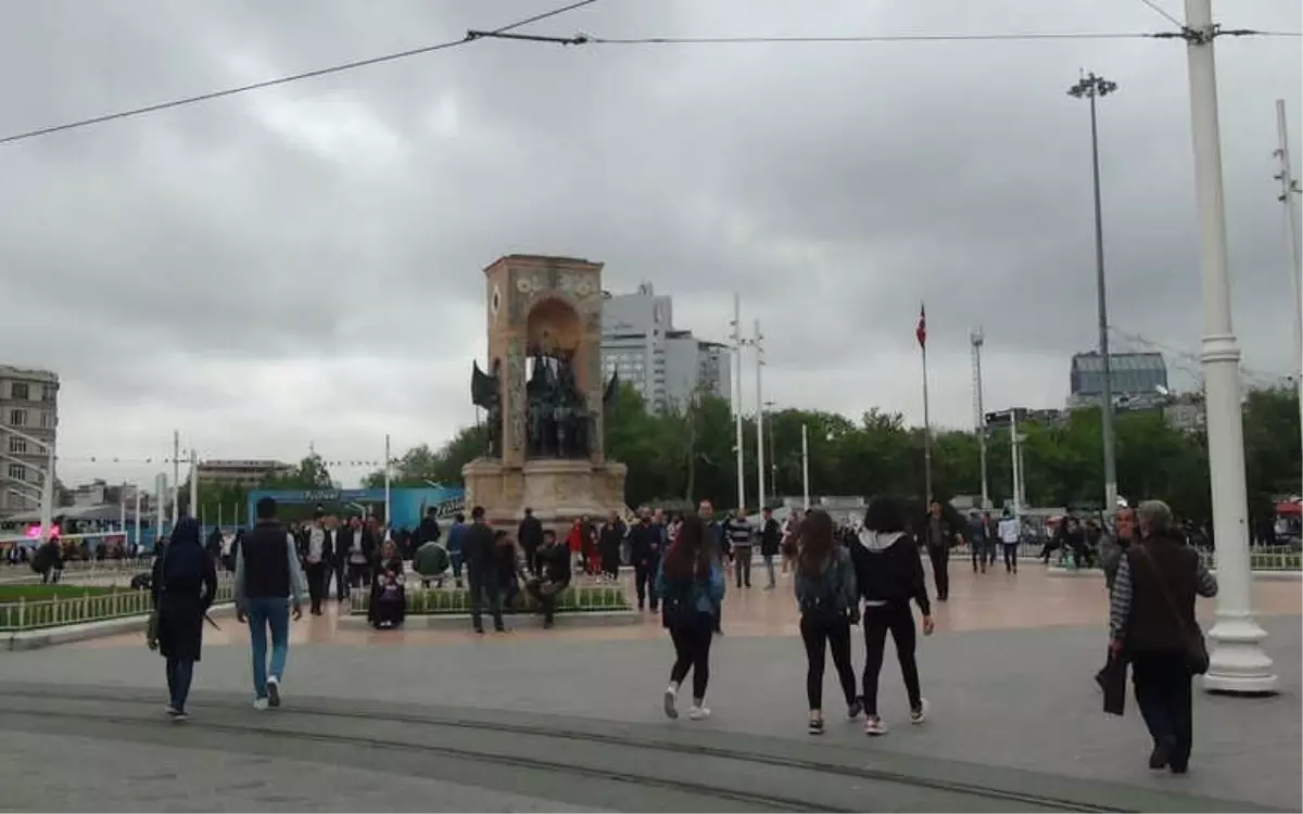 Beklenen Yağışlı Hava Taksim\'de Etkisini Gösterdi