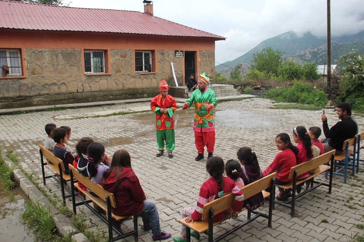 Bitlis\'te \'Tiyatrosuz Çocuk Kalmasın\' Projesi