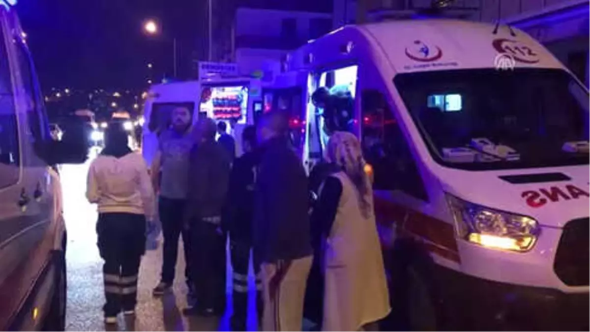 Bursa\'da Otomobil ile Servis Minibüsü Çarpıştı: 5 Yaralı