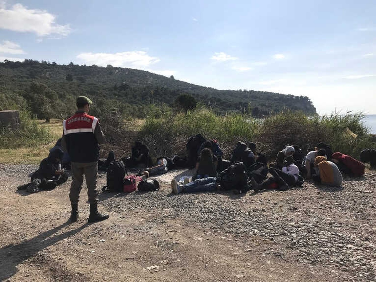 Çanakkale\'de Deniz Kenarında 26 Kaçak Yakalandı