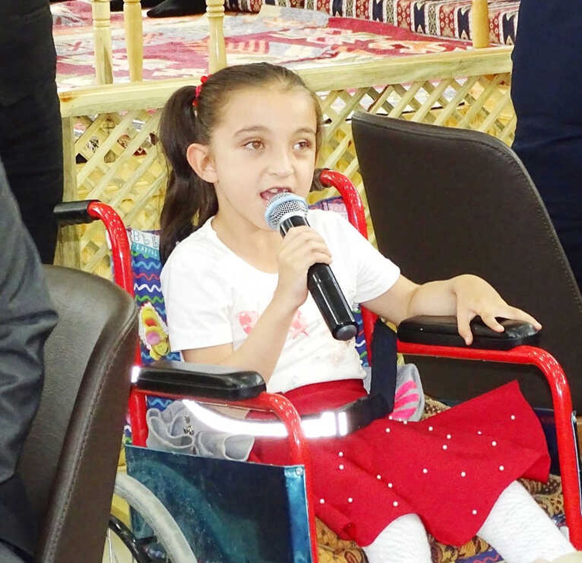 Engelli Minik Tuba\'dan Duygulandıran Şarkı