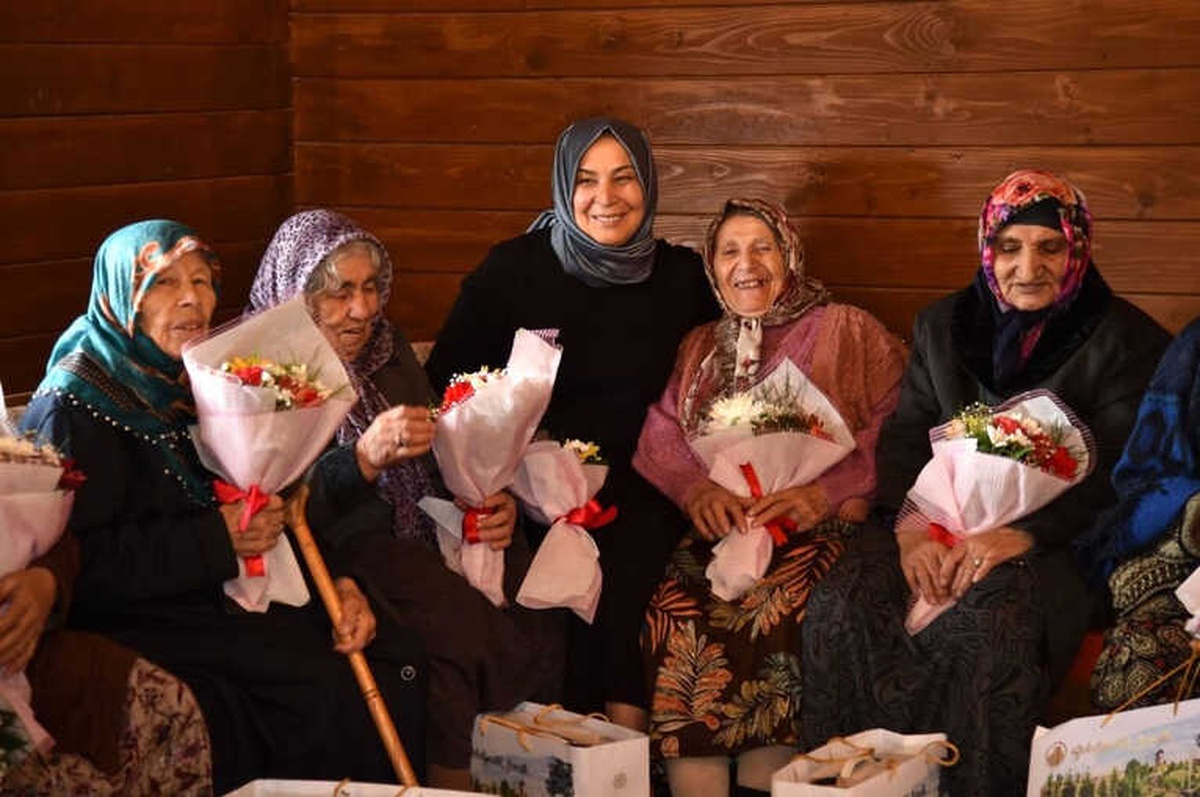 Huzurevi Sakinleri Anneler Günü\'nü Altınköy\'de Kutladı