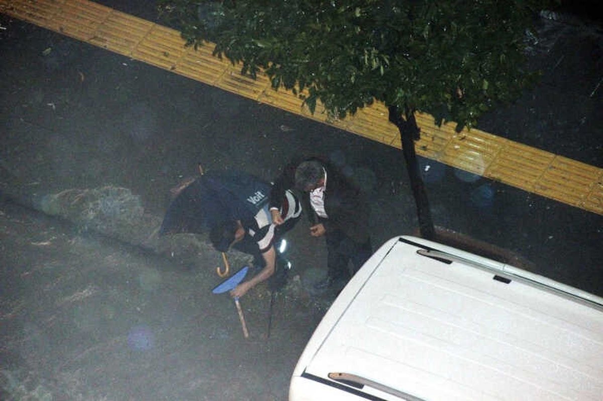 İskenderun\'daki Sağanak Yağış Hayatı Felç Etti