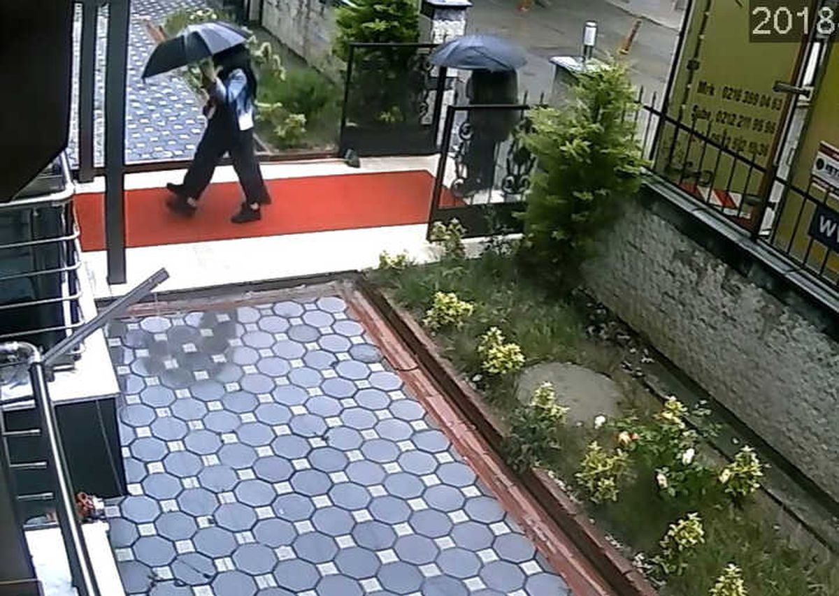 Kartal\'da İki Daireyi Soyan Şemsiyeli Hırsızlar Kamerada