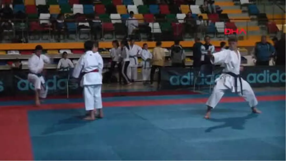 Küçük Kız Erkek Karate Türkiye Şampiyonası Çankırı\'da Başladı