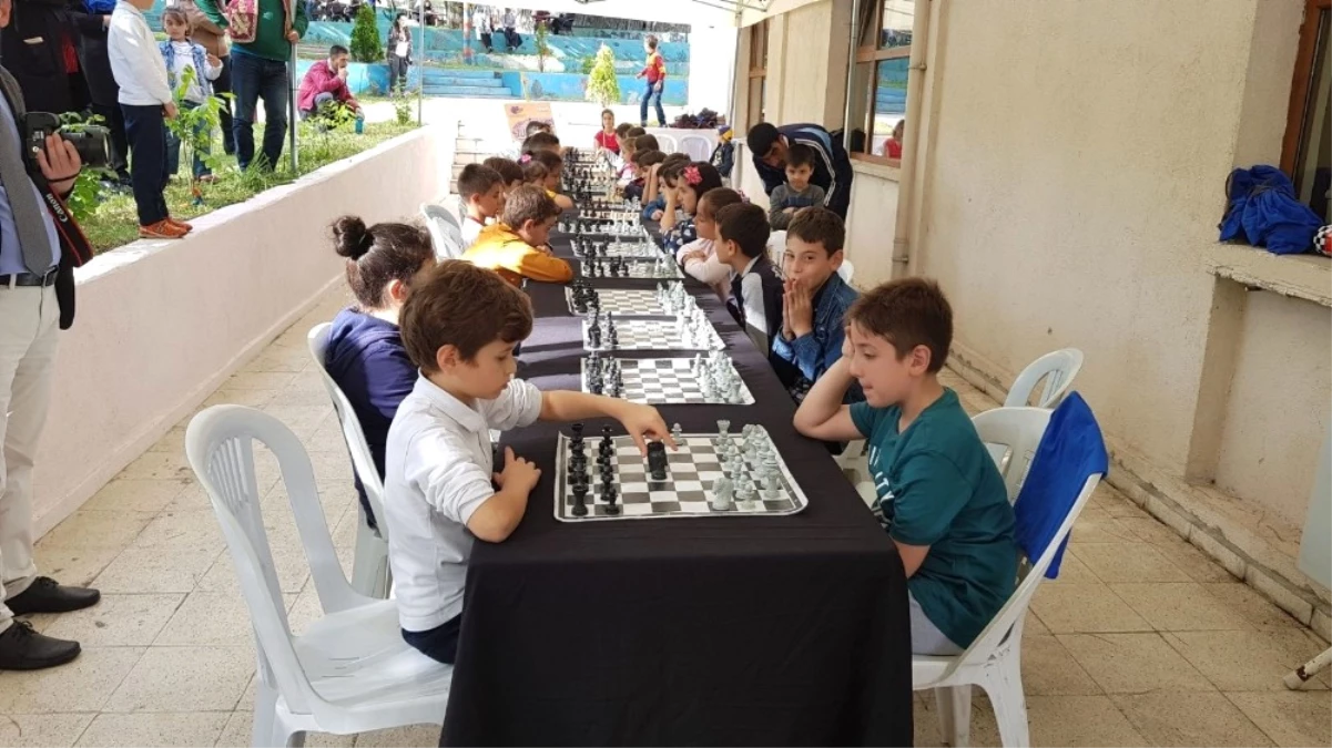Minik Öğrenciler Satranç Turnuvasında Kıyasıya Yarıştı