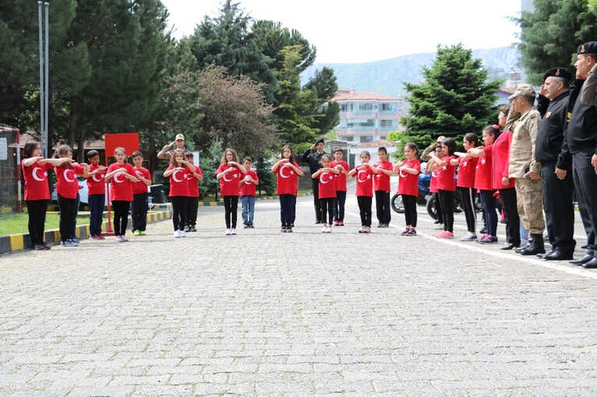 Öğrencilerden Askerlere İşaret Diliyle İstiklal Marşı Sürprizi