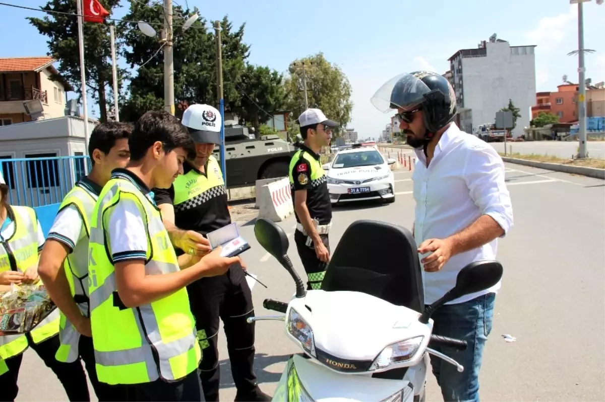 Öğrencilerden Çikolatalı Trafik Denetimi