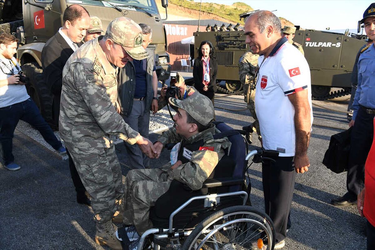 Orgeneral Akar\'dan Engelli Gence Yakın İlgi