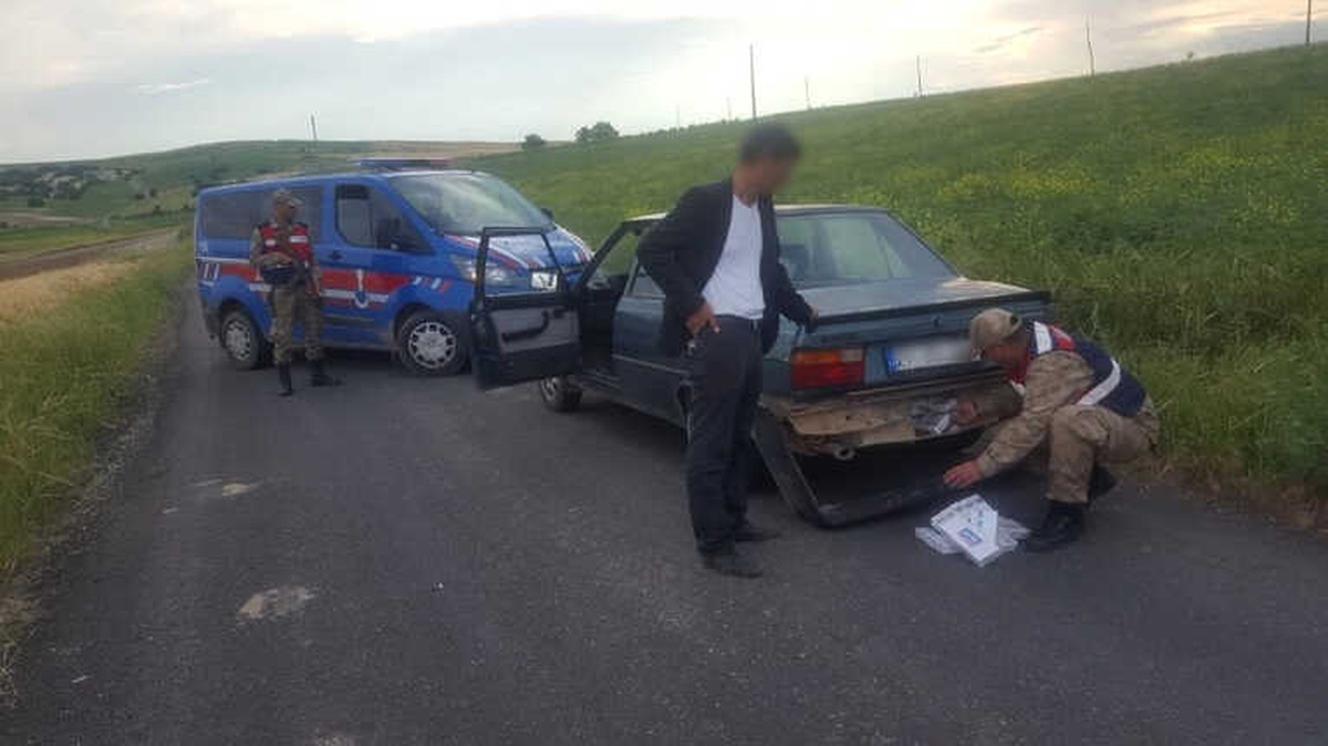 Otomobil Tamponuna Gizlen Kaçak Sigara Ele Geçirdi