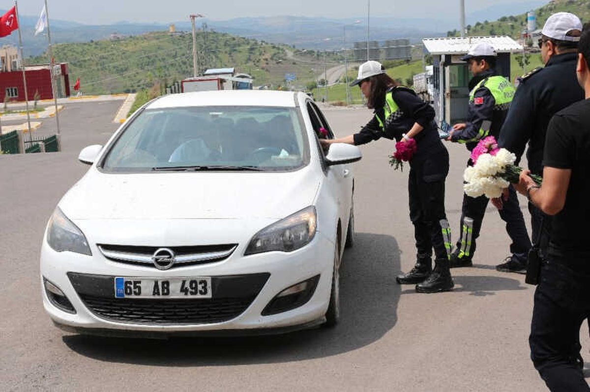 Şırnak\'ta Trafik Polisleri Sürücülere Gül Dağıttı