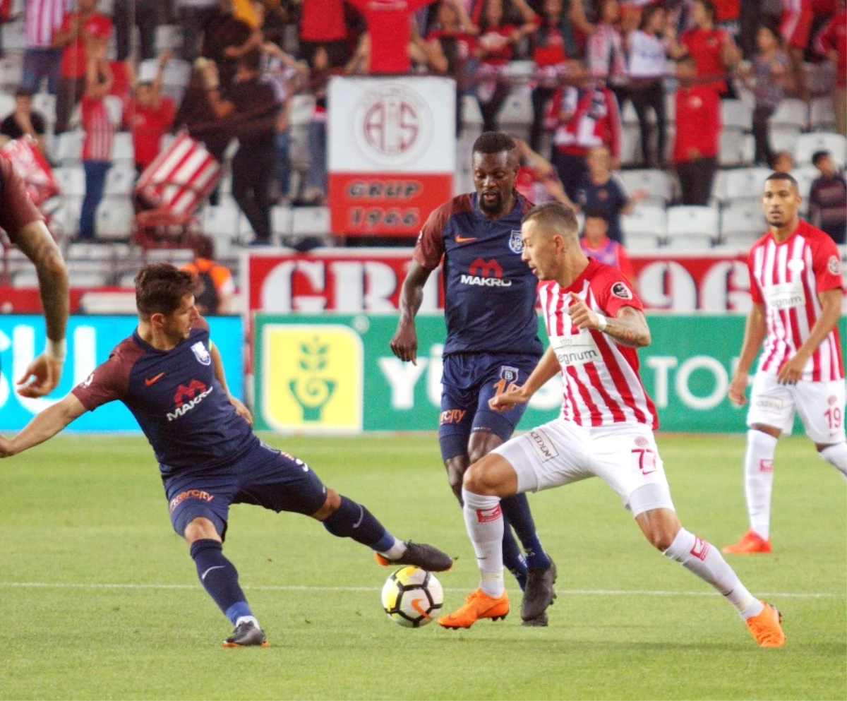 Spor Toto Süper Lig: Antalyaspor: 0 - Başakşehir: 1 (İlk Yarı)