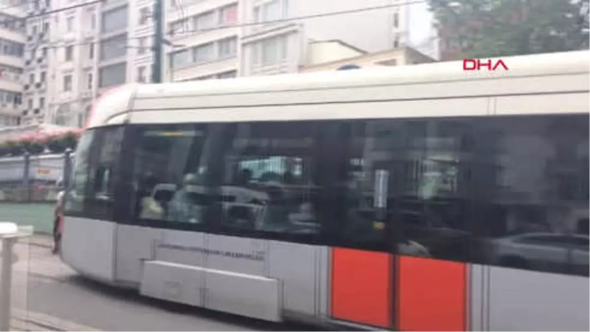 Tramvay ile Otomobil Çarpıştı 1 Yaralı