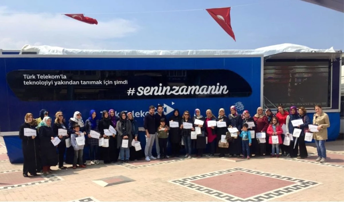 Türk Telekom Gezici Eğitim Tırı Bursa\'ya Geldi