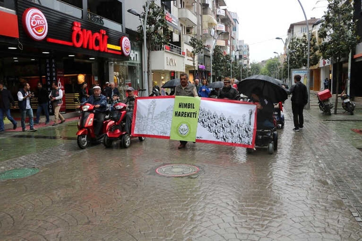 Yağmura Rağmen Engellilere Dikkat Etmek İçin Yürüdüler