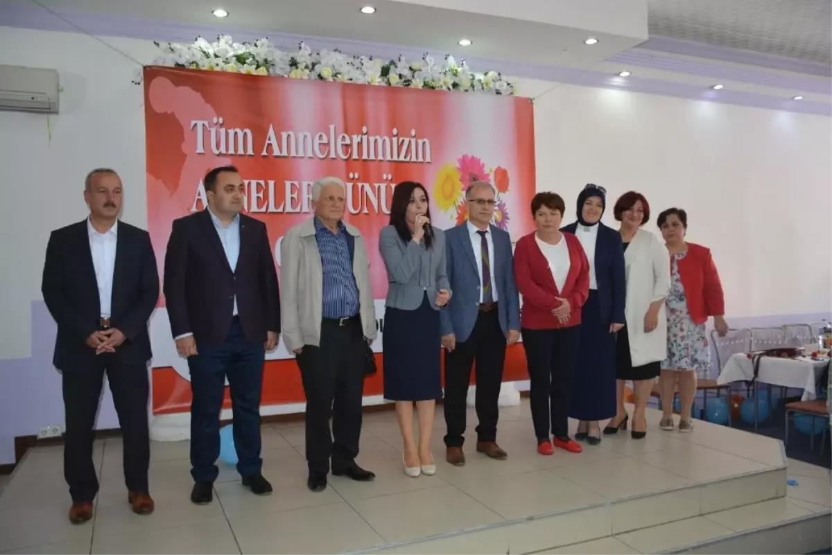 AK Parti\'den Anneler Günü Kutlaması