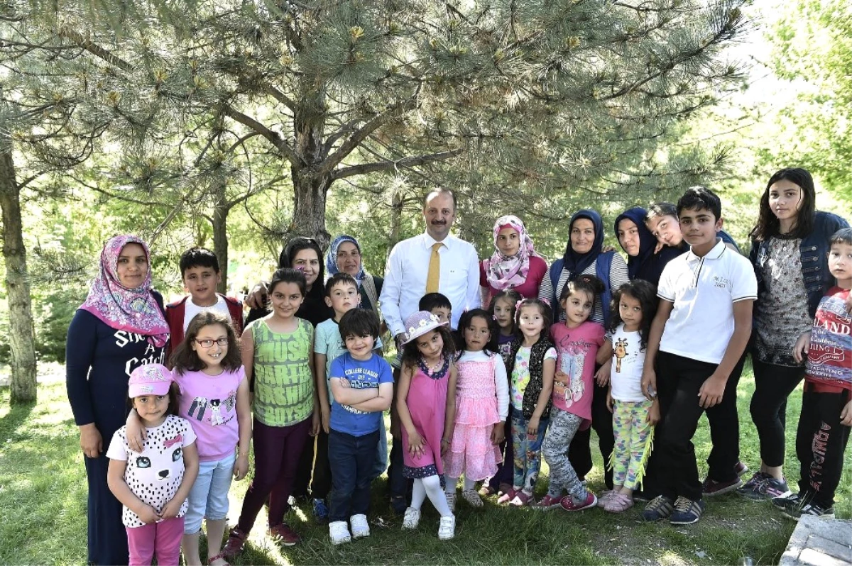 Başkan Akgül, Cumhuriyet Parkı\'nda Vatandaşlarla Sohbet Etti