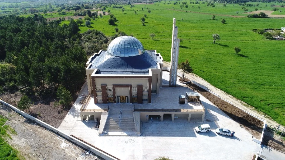 Beyşehir\'de Farklı Mimarisiyle Dikkat Çeken Cami Dualarla İbadete Açıldı