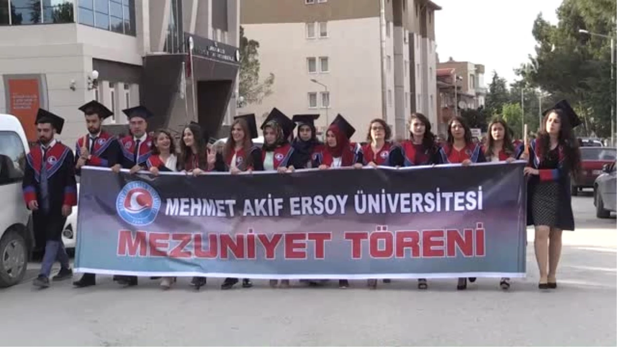 Burdur Mehmet Akif Ersoy Üniversitesinde Mezuniyet Heyecanı