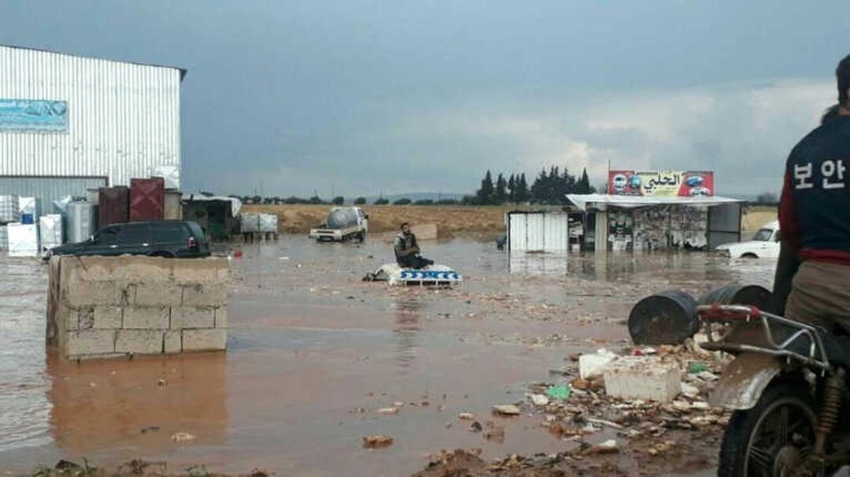 Çadırlarını Sel Suları Basan Suriyeliler Kepçelerle Kurtarıldı