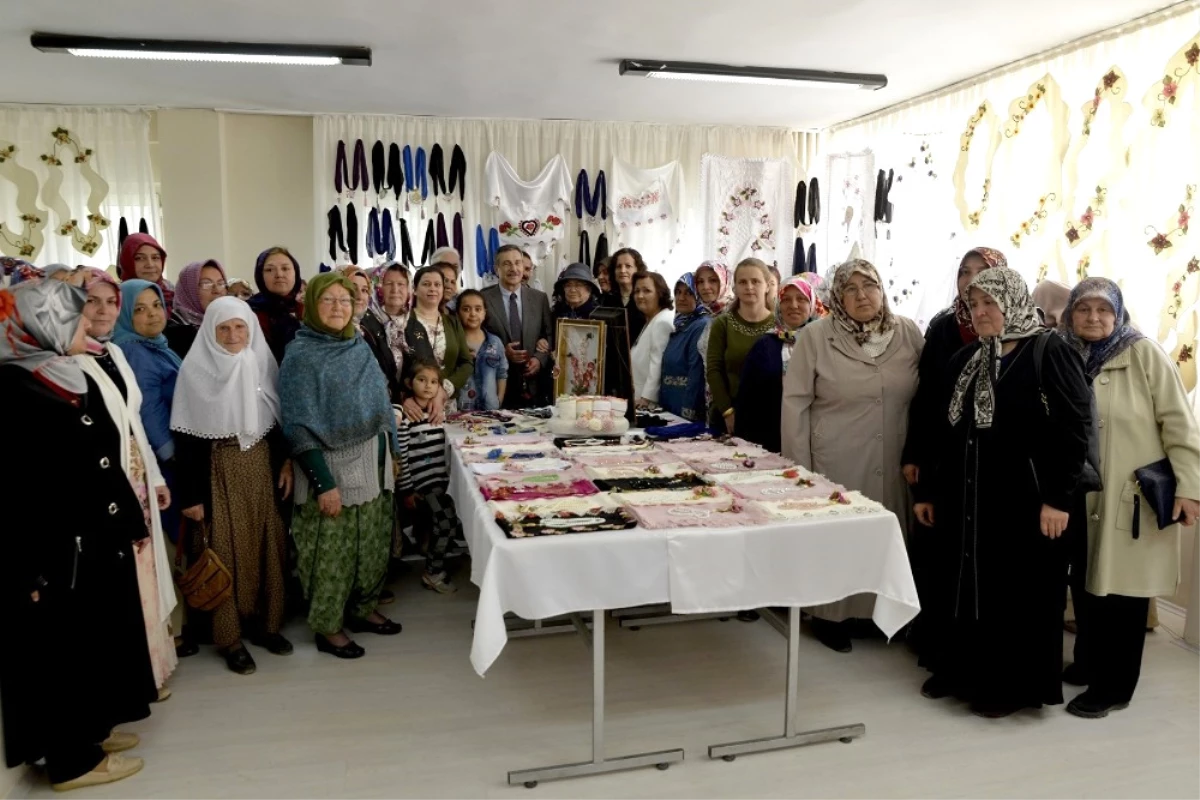 Çukurhisar Belde Evi Kursiyerlerinin Yıl Sonu Sergisi Açıldı