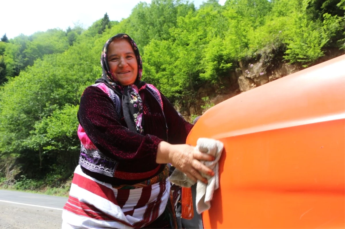 Trabzon\'un Şoför Ablası Eşinden Kalan Minibüsle 18 Yıldır Dolmuşçuluk Yapıyor