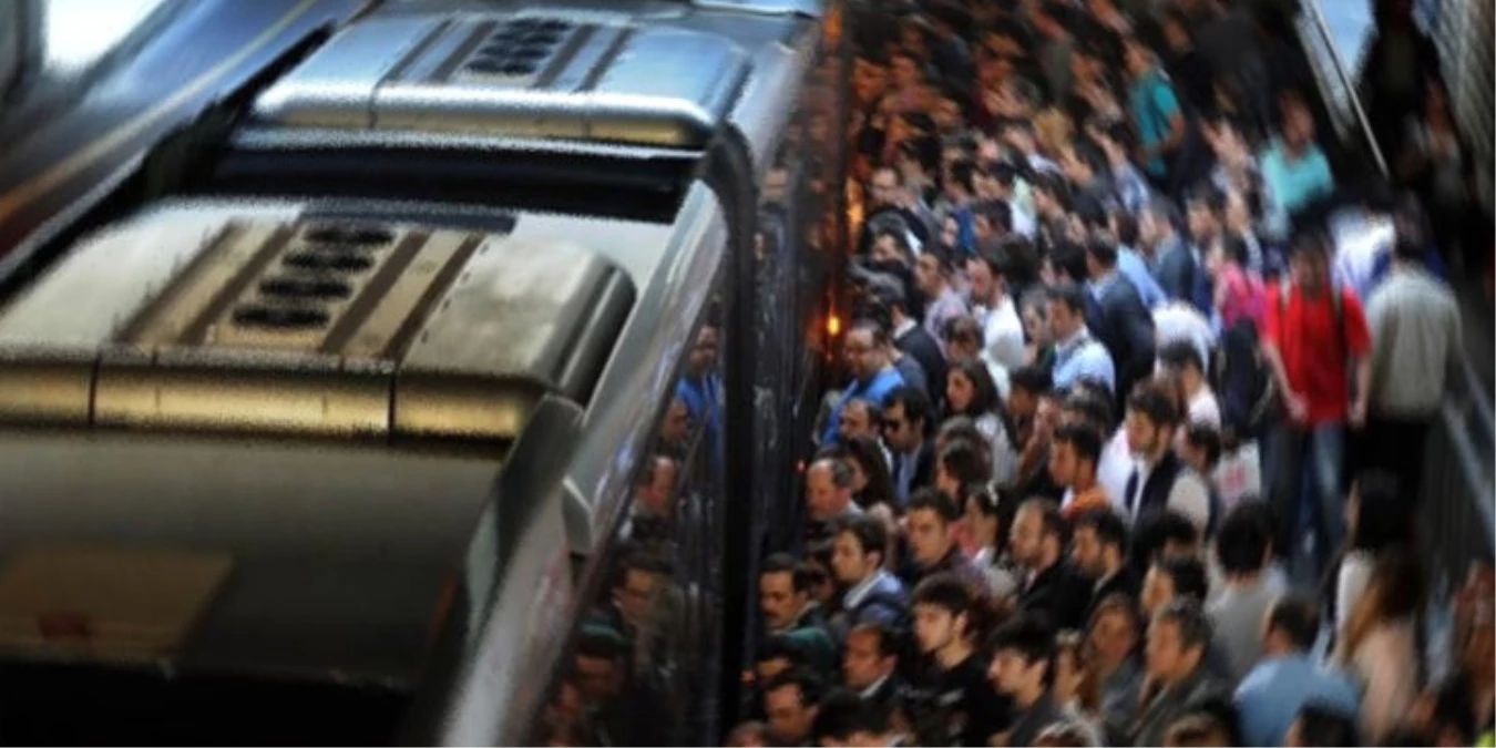 Genç Kız, Metrobüsteki Tacizi Anlattı: Kalçama Çarpmasını Kaza Sandım, Bacağıma Dokununca Bağırdım