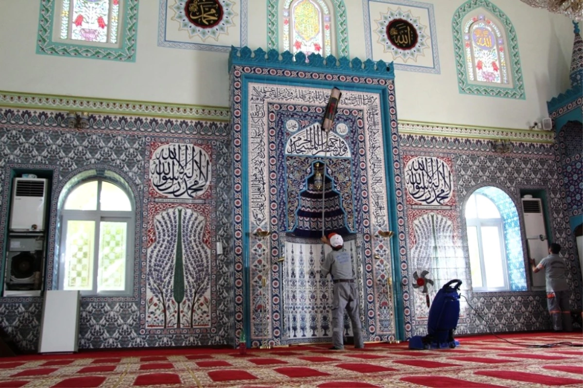 İskenderun\'da Camilerde Ramazan Temizliği