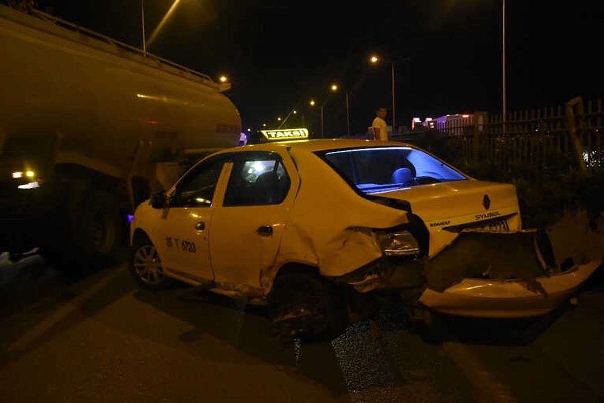 İzmir\'de Zincirleme Trafik Kazası: 5 Yaralı